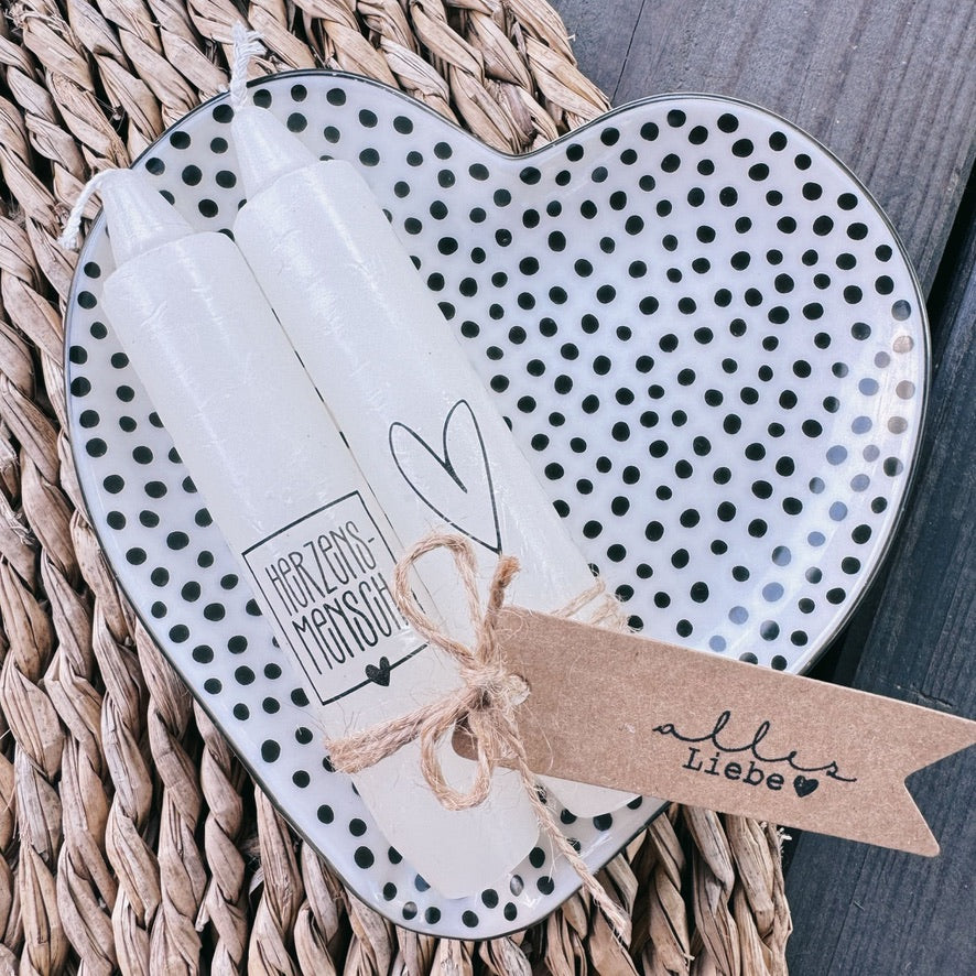 Kerzenfolie Herzensmensch Premium DIY Warum du unsere Kerzenfolie lieben wirst: ✔ Edle Premium-Folie mit hochwertiger Optik ✔ Speziell für Kerzen entwickelt ✔ Aktivierung des Klebers ganz einfach mit Wasser ✔ Wischfest und langlebig bei sorgfältiger Verarbeitung ✔ Besonders elastisch – passt sich Kerzenoberfläche optimal an ✔ Gewerblich nutzbar – keine zusätzliche Lizenz nötig