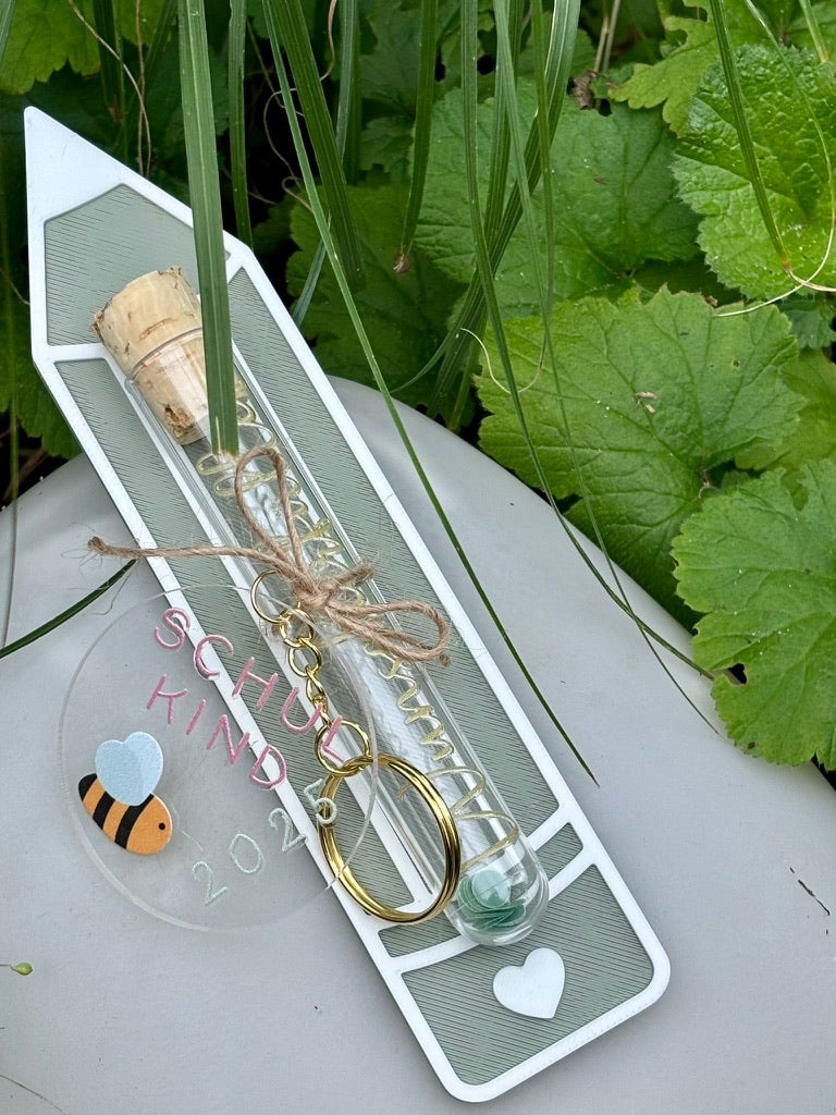 Rub On Aufkleber Schulkind A5 Warum du unsere Rub-Ons lieben wirst: ✔ Randloser Premium-Look ✔ Besondere Haptik ✔ Präzise Platzierung dank transparenter Trägerfolie ✔ Wasser- und kratzfest // Hitze- und UV-beständig ✔ Starke Haftung auf Glas, Keramik, Holz, Raysin u.v.m. ✔ Langlebig und hochwertig verarbeitet ✔ Auch gewerblich nutzbar – keine zusätzliche Lizenz nötig