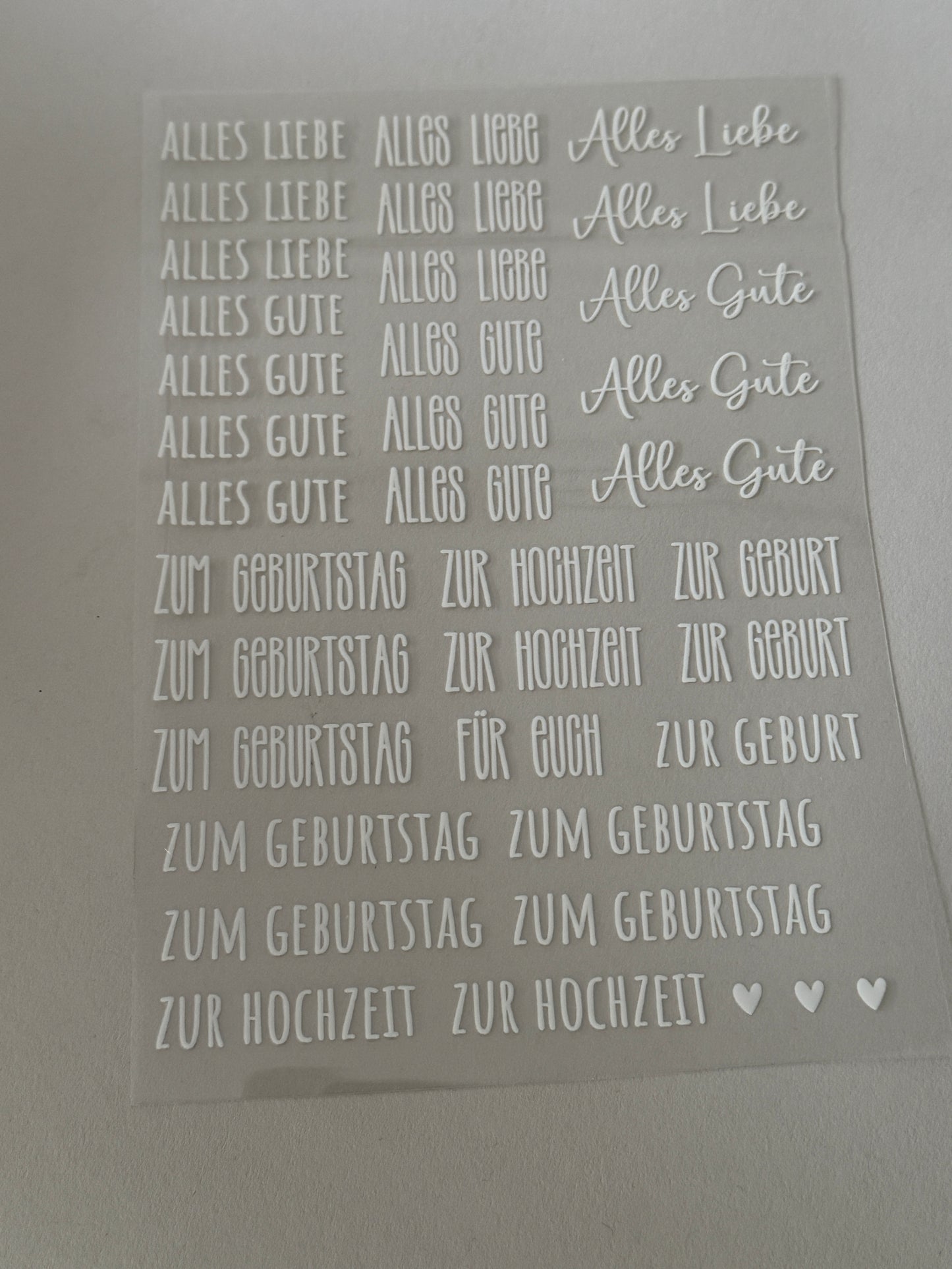 Rub On Aufkleber Schriftzüge besondere Anlässe Warum du unsere Rub-Ons lieben wirst: ✔ Randloser Premium-Look ✔ Besondere Haptik ✔ Präzise Platzierung dank transparenter Trägerfolie ✔ Wasser- und kratzfest // Hitze- und UV-beständig ✔ Starke Haftung auf Glas, Keramik, Holz, Raysin u.v.m. ✔ Langlebig und hochwertig verarbeitet ✔ Auch gewerblich nutzbar – keine zusätzliche Lizenz nötig