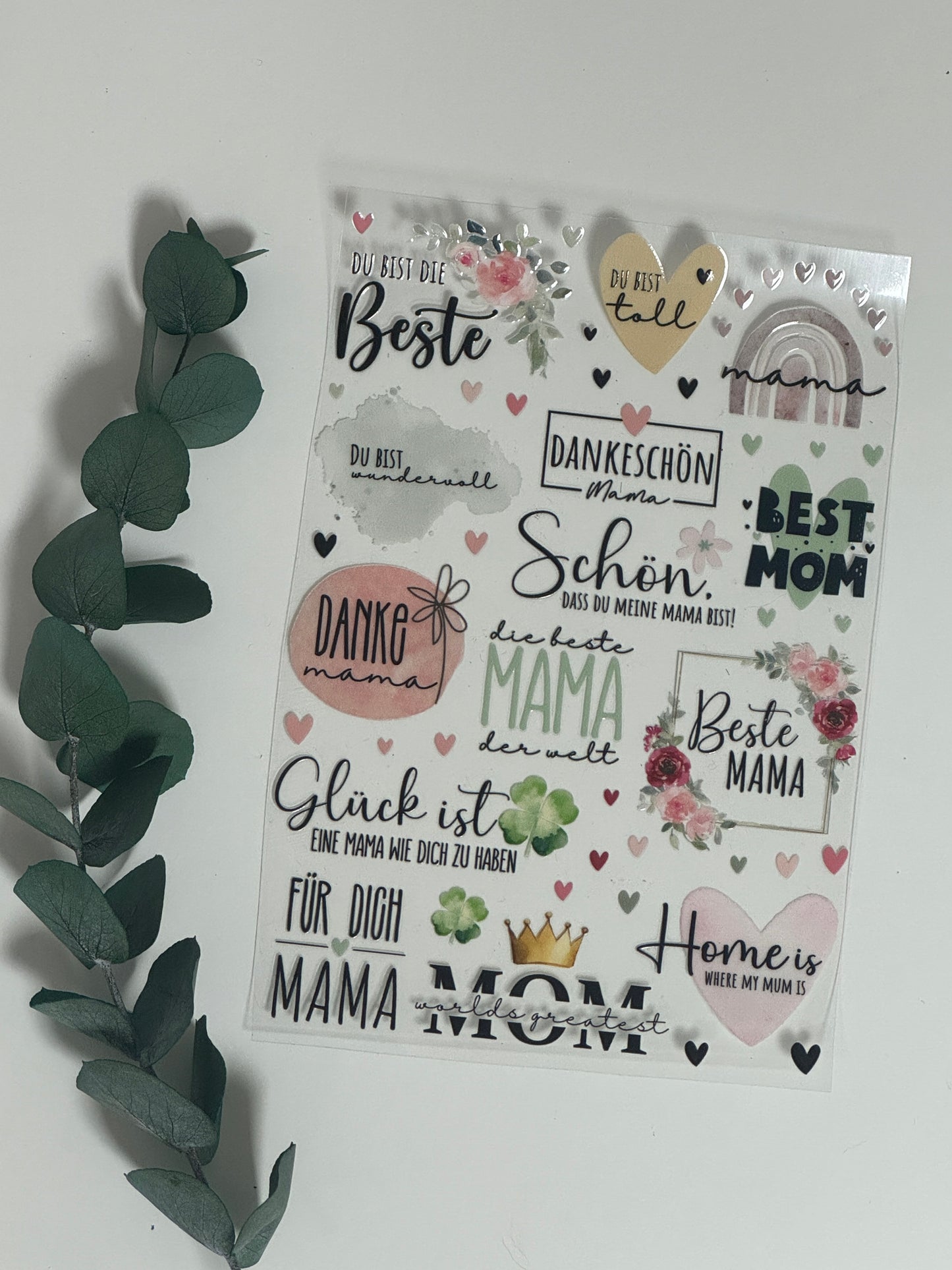 Rub On Aufkleber Muttertag A5 Warum du unsere Rub-Ons lieben wirst: ✔ Randloser Premium-Look ✔ Besondere Haptik ✔ Präzise Platzierung dank transparenter Trägerfolie ✔ Wasser- und kratzfest // Hitze- und UV-beständig ✔ Starke Haftung auf Glas, Keramik, Holz, Raysin u.v.m. ✔ Langlebig und hochwertig verarbeitet ✔ Auch gewerblich nutzbar – keine zusätzliche Lizenz nötig