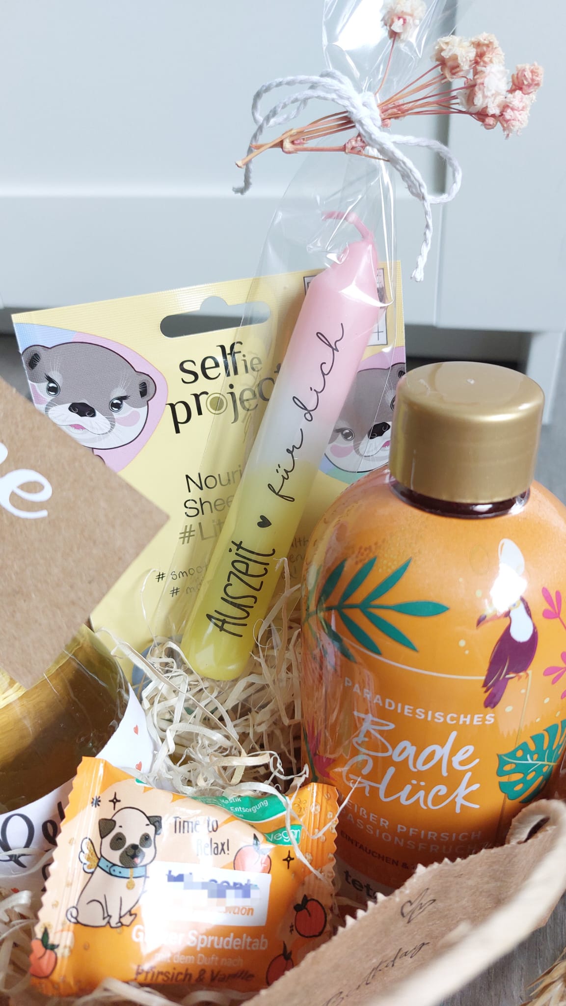 Kerzenfolie Auszeit Premium-Folie für DIY Kerzen Warum du unsere Kerzenfolie lieben wirst: ✔ Edle Premium-Folie mit hochwertiger Optik ✔ Speziell für Kerzen entwickelt ✔ Aktivierung des Klebers ganz einfach mit Wasser ✔ Wischfest und langlebig bei sorgfältiger Verarbeitung ✔ Besonders elastisch – passt sich Kerzenoberfläche optimal an ✔ Gewerblich nutzbar – keine zusätzliche Lizenz nötig