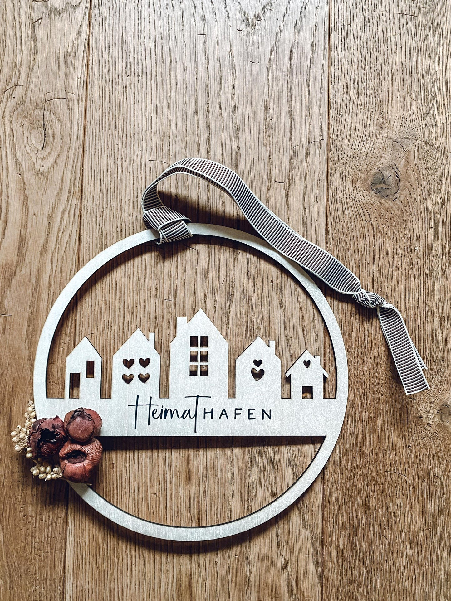 Rub On Aufkleber Heimathafen Küstenkind Maritim Ahoi A5 Warum du unsere Rub-Ons lieben wirst:  ✔ Randloser Premium-Look   ✔ Besondere Haptik   ✔ Präzise Platzierung dank transparenter Trägerfolie  ✔ Wasser- und kratzfest // Hitze- und UV-beständig   ✔ Starke Haftung auf Glas, Keramik, Holz, Raysin u.v.m.  ✔ Langlebig und hochwertig verarbeitet  ✔ Auch gewerblich nutzbar – keine zusätzliche Lizenz nötig