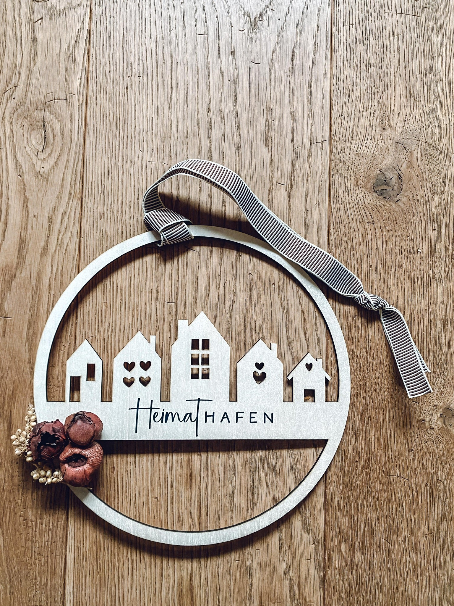 Rub On Aufkleber Heimathafen Küstenkind Maritim Ahoi A5 Warum du unsere Rub-Ons lieben wirst:  ✔ Randloser Premium-Look   ✔ Besondere Haptik   ✔ Präzise Platzierung dank transparenter Trägerfolie  ✔ Wasser- und kratzfest // Hitze- und UV-beständig   ✔ Starke Haftung auf Glas, Keramik, Holz, Raysin u.v.m.  ✔ Langlebig und hochwertig verarbeitet  ✔ Auch gewerblich nutzbar – keine zusätzliche Lizenz nötig