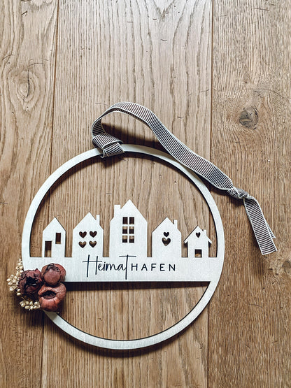 Rub On Aufkleber Heimathafen Küstenkind Maritim Ahoi A5 Warum du unsere Rub-Ons lieben wirst:  ✔ Randloser Premium-Look   ✔ Besondere Haptik   ✔ Präzise Platzierung dank transparenter Trägerfolie  ✔ Wasser- und kratzfest // Hitze- und UV-beständig   ✔ Starke Haftung auf Glas, Keramik, Holz, Raysin u.v.m.  ✔ Langlebig und hochwertig verarbeitet  ✔ Auch gewerblich nutzbar – keine zusätzliche Lizenz nötig