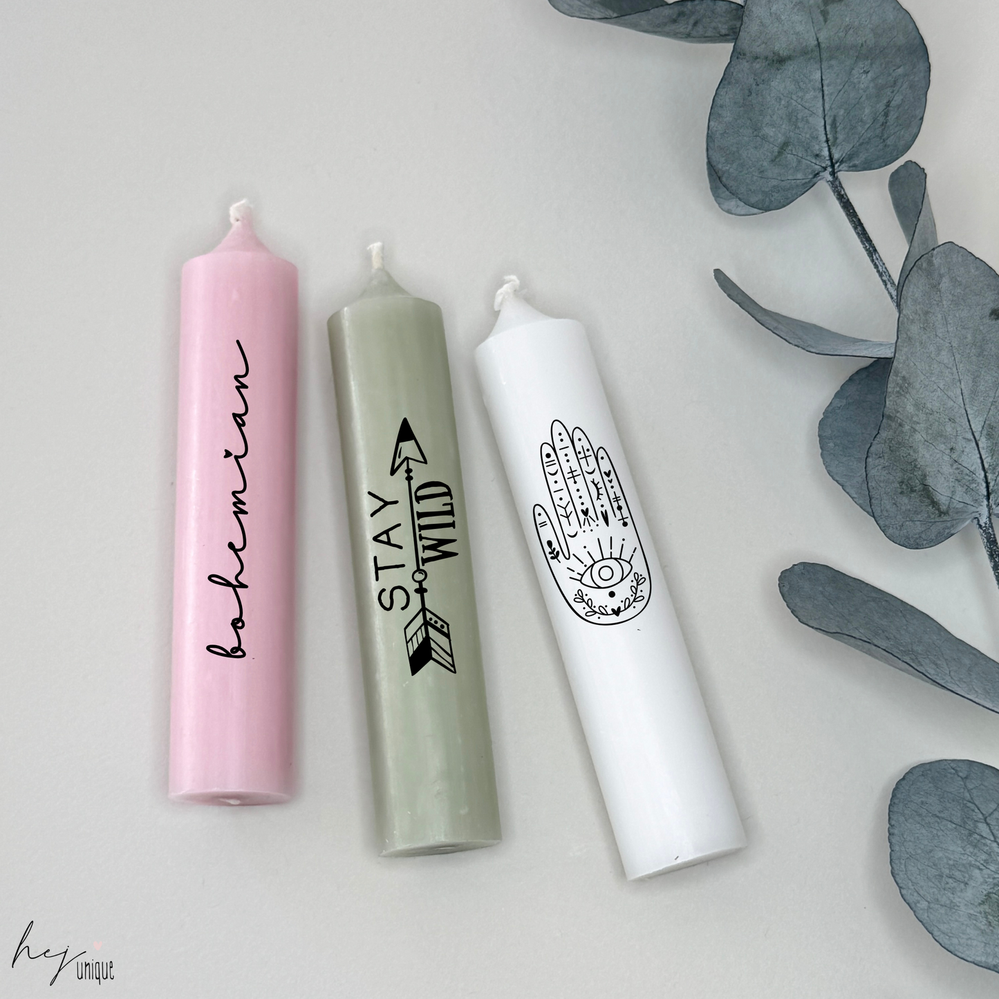 Kerzenfolie Boho für DIY Stumpen Warum du unsere Kerzenfolie lieben wirst:  ✔ Edle Premium-Folie mit hochwertiger Optik  ✔ Speziell für Kerzen entwickelt   ✔ Aktivierung des Klebers ganz einfach mit Wasser   ✔ Wischfest und langlebig bei sorgfältiger Verarbeitung  ✔ Besonders elastisch – passt sich Kerzenoberfläche optimal an  ✔ Gewerblich nutzbar – keine zusätzliche Lizenz nötig