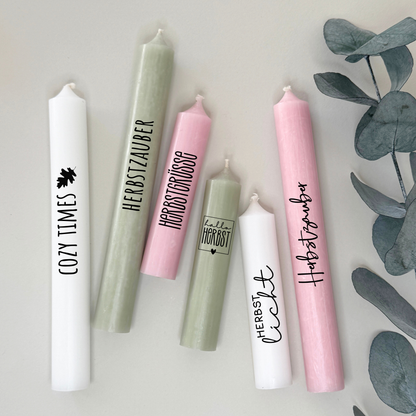 Kerzenfolie Herbstzauber kurze Kerzen Warum du unsere Kerzenfolie lieben wirst:  ✔ Edle Premium-Folie mit hochwertiger Optik  ✔ Speziell für Kerzen entwickelt   ✔ Aktivierung des Klebers ganz einfach mit Wasser   ✔ Wischfest und langlebig bei sorgfältiger Verarbeitung  ✔ Besonders elastisch – passt sich Kerzenoberfläche optimal an  ✔ Gewerblich nutzbar – keine zusätzliche Lizenz nötig