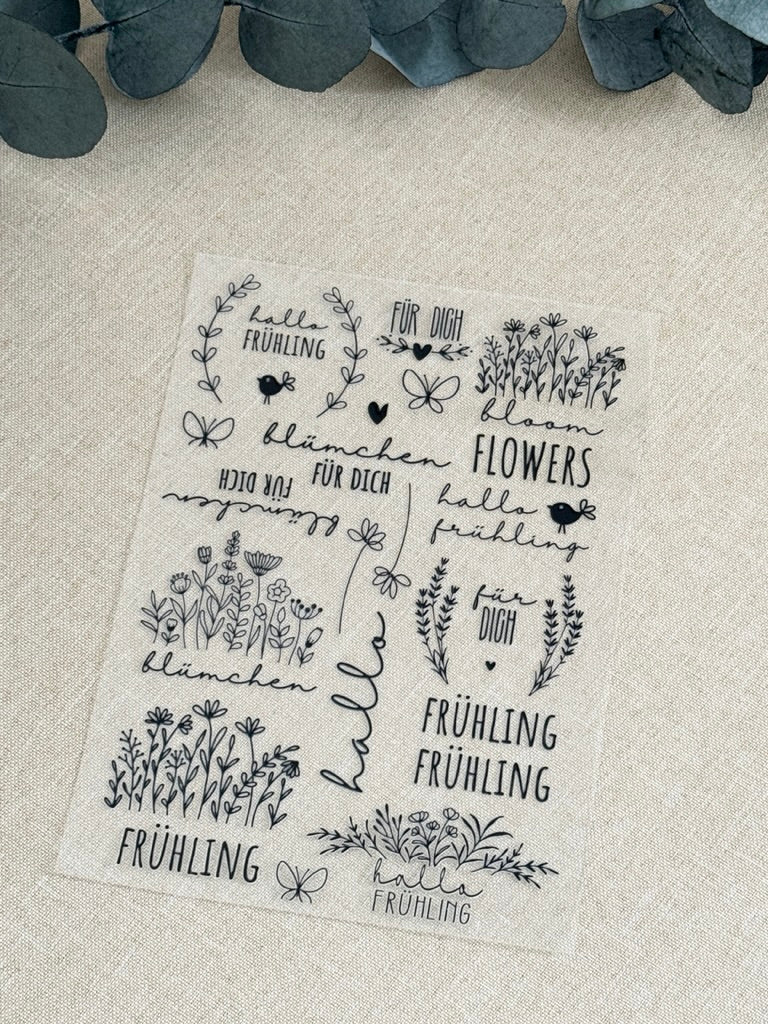 Rub On Aufkleber Frühling A5 Warum du unsere Rub-Ons lieben wirst:  ✔ Randloser Premium-Look   ✔ Besondere Haptik   ✔ Präzise Platzierung dank transparenter Trägerfolie  ✔ Wasser- und kratzfest // Hitze- und UV-beständig   ✔ Starke Haftung auf Glas, Keramik, Holz, Raysin u.v.m.  ✔ Langlebig und hochwertig verarbeitet  ✔ Auch gewerblich nutzbar – keine zusätzliche Lizenz nötig