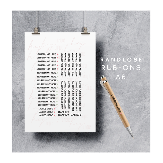 Rub On Aufkleber Lehrerin mit Herz Mini zB für Kugelschreiber Warum du unsere Rub-Ons lieben wirst:  ✔ Randloser Premium-Look   ✔ Besondere Haptik   ✔ Präzise Platzierung dank transparenter Trägerfolie  ✔ Wasser- und kratzfest // Hitze- und UV-beständig   ✔ Starke Haftung auf Glas, Keramik, Holz, Raysin u.v.m.  ✔ Langlebig und hochwertig verarbeitet  ✔ Auch gewerblich nutzbar – keine zusätzliche Lizenz nötig