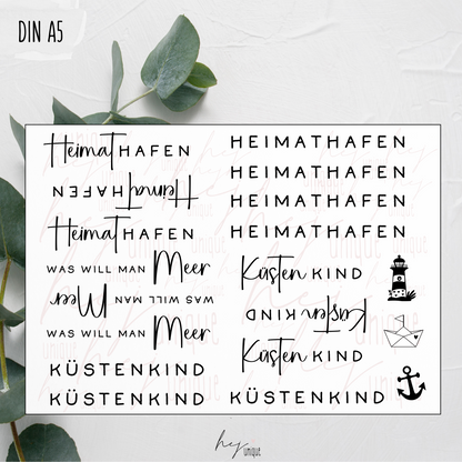 Kerzenfolie Heimathafen tumpenkerzen und Stabkerzen Folie Warum du unsere Kerzenfolie lieben wirst:  ✔ Edle Premium-Folie mit hochwertiger Optik  ✔ Speziell für Kerzen entwickelt   ✔ Aktivierung des Klebers ganz einfach mit Wasser   ✔ Wischfest und langlebig bei sorgfältiger Verarbeitung  ✔ Besonders elastisch – passt sich Kerzenoberfläche optimal an  ✔ Gewerblich nutzbar – keine zusätzliche Lizenz nötig