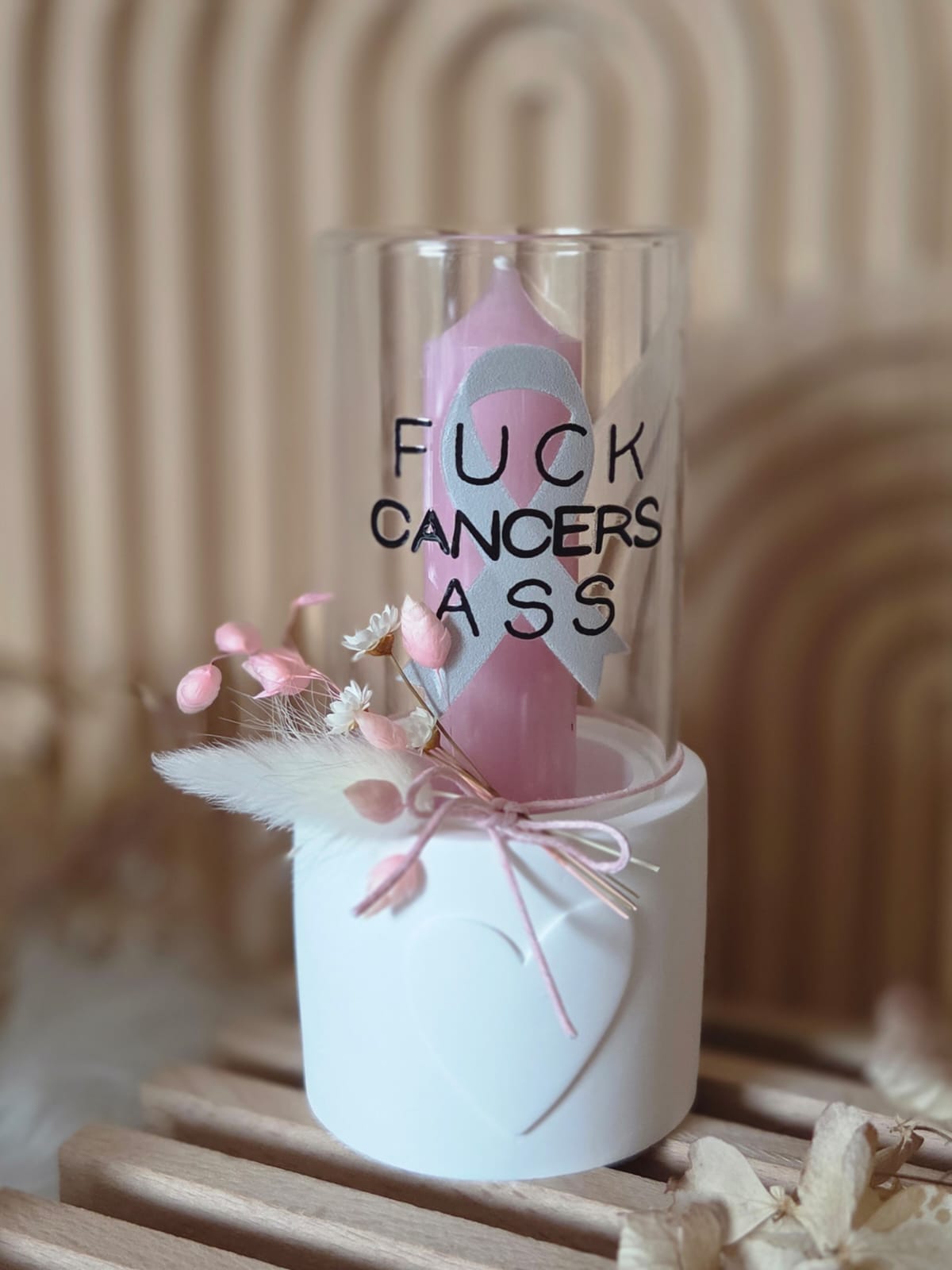 Rub On Aufkleber Fuck Cancer A5 Warum du unsere Rub-Ons lieben wirst:  ✔ Randloser Premium-Look   ✔ Besondere Haptik   ✔ Präzise Platzierung dank transparenter Trägerfolie  ✔ Wasser- und kratzfest // Hitze- und UV-beständig   ✔ Starke Haftung auf Glas, Keramik, Holz, Raysin u.v.m.  ✔ Langlebig und hochwertig verarbeitet  ✔ Auch gewerblich nutzbar – keine zusätzliche Lizenz nötig