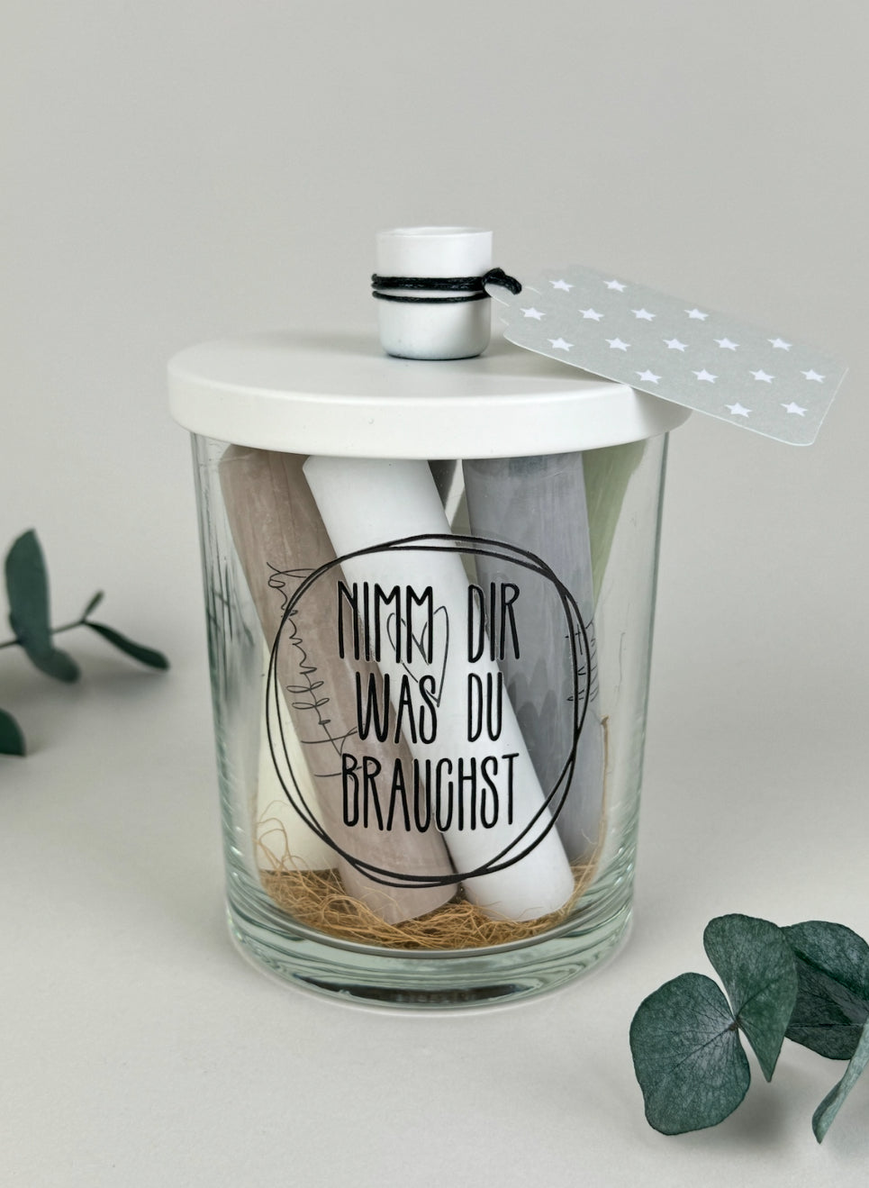 Rub On Aufkleber Gönn dir A5 DIY  Warum du unsere Rub-Ons lieben wirst:  ✔ Randloser Premium-Look   ✔ Besondere Haptik   ✔ Präzise Platzierung dank transparenter Trägerfolie  ✔ Wasser- und kratzfest // Hitze- und UV-beständig   ✔ Starke Haftung auf Glas, Keramik, Holz, Raysin u.v.m.  ✔ Langlebig und hochwertig verarbeitet  ✔ Auch gewerblich nutzbar – keine zusätzliche Lizenz nötig