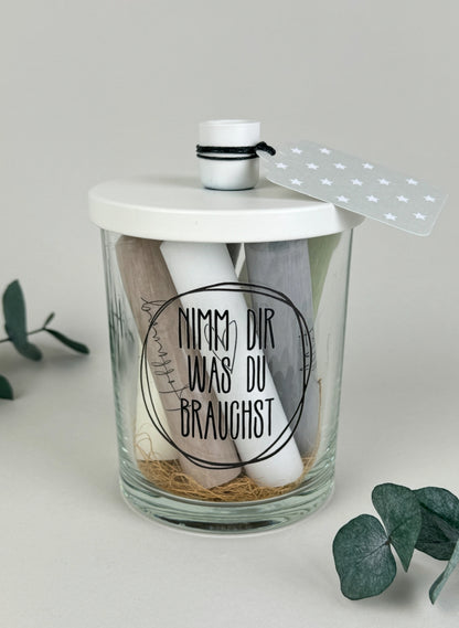 Rub On Aufkleber Gönn dir A5 DIY  Warum du unsere Rub-Ons lieben wirst:  ✔ Randloser Premium-Look   ✔ Besondere Haptik   ✔ Präzise Platzierung dank transparenter Trägerfolie  ✔ Wasser- und kratzfest // Hitze- und UV-beständig   ✔ Starke Haftung auf Glas, Keramik, Holz, Raysin u.v.m.  ✔ Langlebig und hochwertig verarbeitet  ✔ Auch gewerblich nutzbar – keine zusätzliche Lizenz nötig