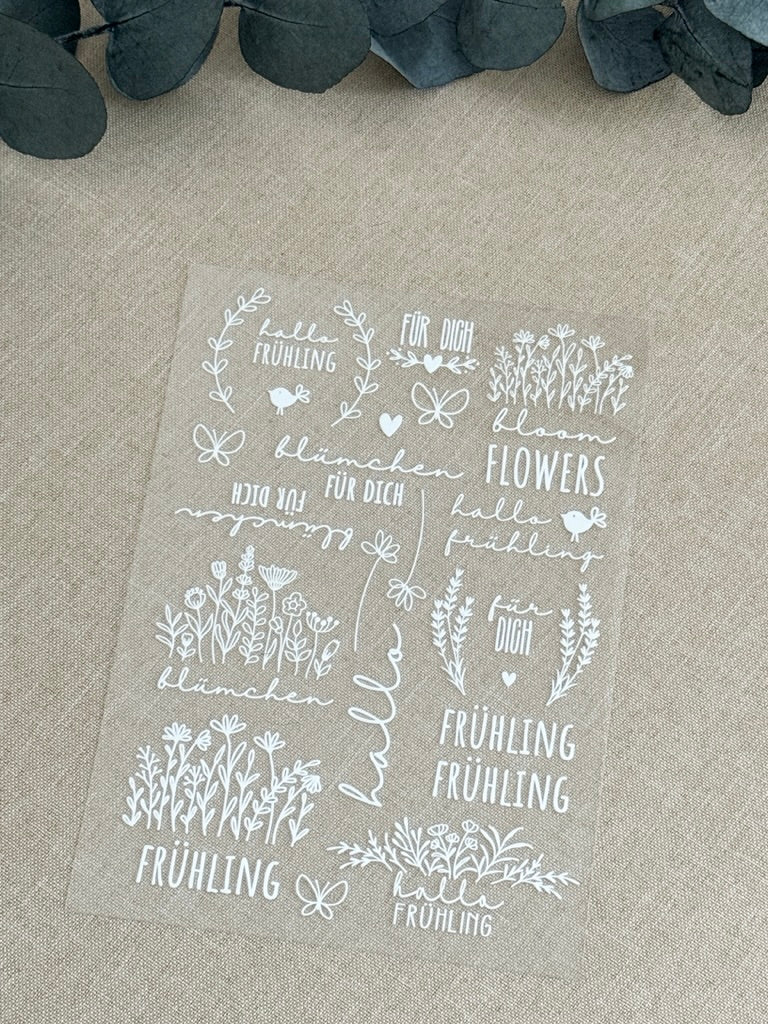 Rub On Aufkleber Frühling A5 Warum du unsere Rub-Ons lieben wirst:  ✔ Randloser Premium-Look   ✔ Besondere Haptik   ✔ Präzise Platzierung dank transparenter Trägerfolie  ✔ Wasser- und kratzfest // Hitze- und UV-beständig   ✔ Starke Haftung auf Glas, Keramik, Holz, Raysin u.v.m.  ✔ Langlebig und hochwertig verarbeitet  ✔ Auch gewerblich nutzbar – keine zusätzliche Lizenz nötig