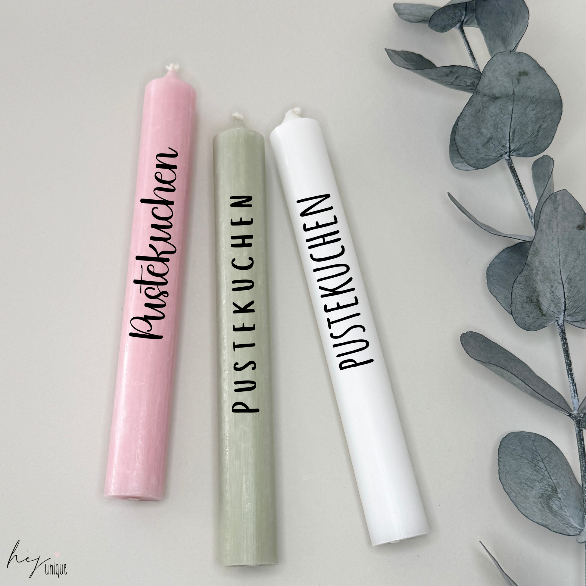 Kerzenfolie Pustekuchen DIY Folie Warum du unsere Kerzenfolie lieben wirst:  ✔ Edle Premium-Folie mit hochwertiger Optik  ✔ Speziell für Kerzen entwickelt   ✔ Aktivierung des Klebers ganz einfach mit Wasser   ✔ Wischfest und langlebig bei sorgfältiger Verarbeitung  ✔ Besonders elastisch – passt sich Kerzenoberfläche optimal an  ✔ Gewerblich nutzbar – keine zusätzliche Lizenz nötig