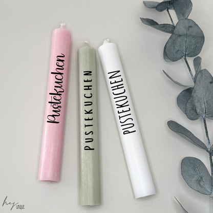 Kerzenfolie Pustekuchen DIY Folie Warum du unsere Kerzenfolie lieben wirst:  ✔ Edle Premium-Folie mit hochwertiger Optik  ✔ Speziell für Kerzen entwickelt   ✔ Aktivierung des Klebers ganz einfach mit Wasser   ✔ Wischfest und langlebig bei sorgfältiger Verarbeitung  ✔ Besonders elastisch – passt sich Kerzenoberfläche optimal an  ✔ Gewerblich nutzbar – keine zusätzliche Lizenz nötig