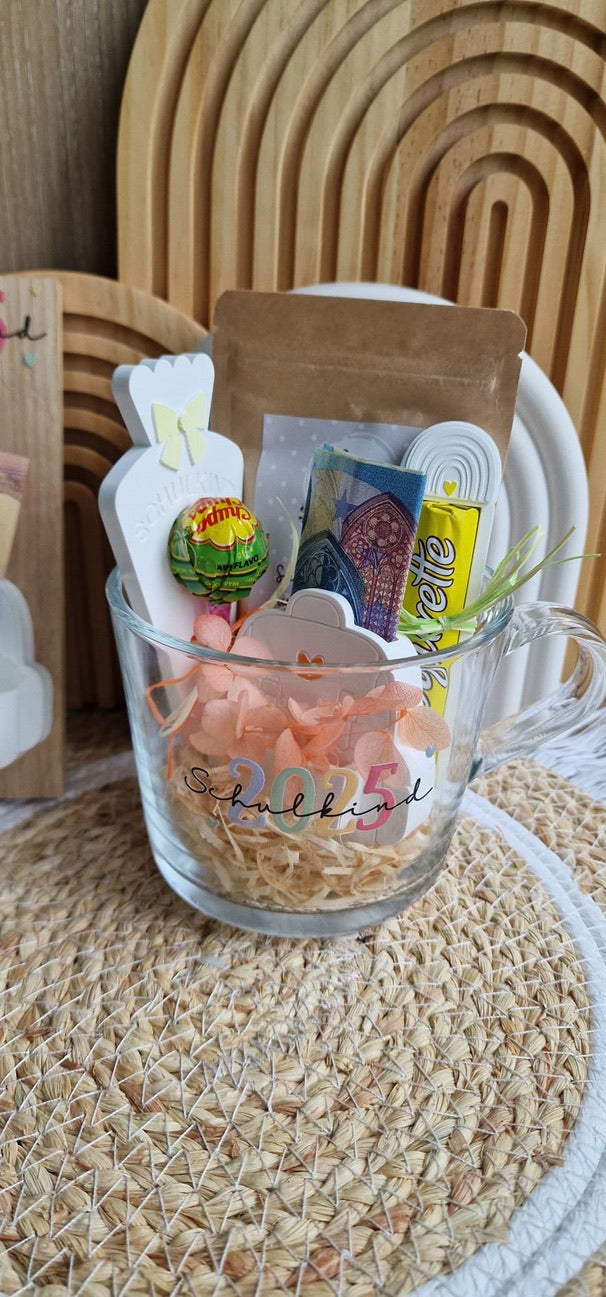 Rub On Aufkleber Schulkind A5 Warum du unsere Rub-Ons lieben wirst:  ✔ Randloser Premium-Look   ✔ Besondere Haptik   ✔ Präzise Platzierung dank transparenter Trägerfolie  ✔ Wasser- und kratzfest // Hitze- und UV-beständig   ✔ Starke Haftung auf Glas, Keramik, Holz, Raysin u.v.m.  ✔ Langlebig und hochwertig verarbeitet  ✔ Auch gewerblich nutzbar – keine zusätzliche Lizenz nötig