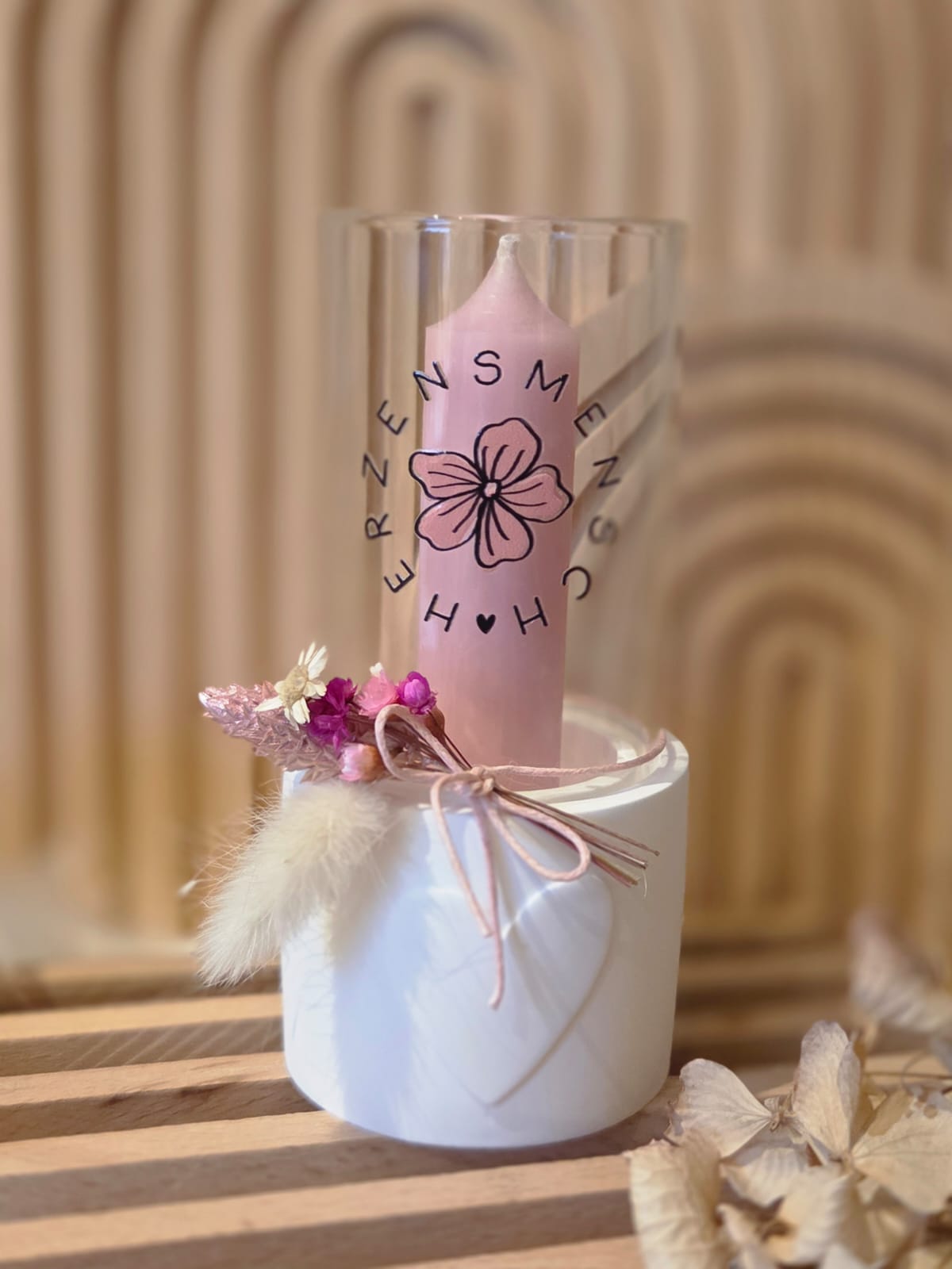 Rub On Aufkleber Beste Freundin A5 Warum du unsere Rub-Ons lieben wirst:  ✔ Randloser Premium-Look   ✔ Besondere Haptik   ✔ Präzise Platzierung dank transparenter Trägerfolie  ✔ Wasser- und kratzfest // Hitze- und UV-beständig   ✔ Starke Haftung auf Glas, Keramik, Holz, Raysin u.v.m.  ✔ Langlebig und hochwertig verarbeitet  ✔ Auch gewerblich nutzbar – keine zusätzliche Lizenz nötig