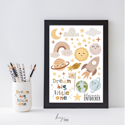 Rub On Aufkleber Weltraum A5 Warum du unsere Rub-Ons lieben wirst:  ✔ Randloser Premium-Look   ✔ Besondere Haptik   ✔ Präzise Platzierung dank transparenter Trägerfolie  ✔ Wasser- und kratzfest // Hitze- und UV-beständig   ✔ Starke Haftung auf Glas, Keramik, Holz, Raysin u.v.m.  ✔ Langlebig und hochwertig verarbeitet  ✔ Auch gewerblich nutzbar – keine zusätzliche Lizenz nötig