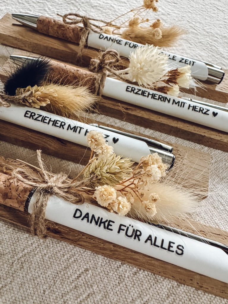 Rub On Aufkleber Erzieherin mit Herz Mini zB für Kugelschreiber A5 A6 Warum du unsere Rub-Ons lieben wirst:  ✔ Randloser Premium-Look   ✔ Besondere Haptik   ✔ Präzise Platzierung dank transparenter Trägerfolie  ✔ Wasser- und kratzfest // Hitze- und UV-beständig   ✔ Starke Haftung auf Glas, Keramik, Holz, Raysin u.v.m.  ✔ Langlebig und hochwertig verarbeitet  ✔ Auch gewerblich nutzbar – keine zusätzliche Lizenz nötig