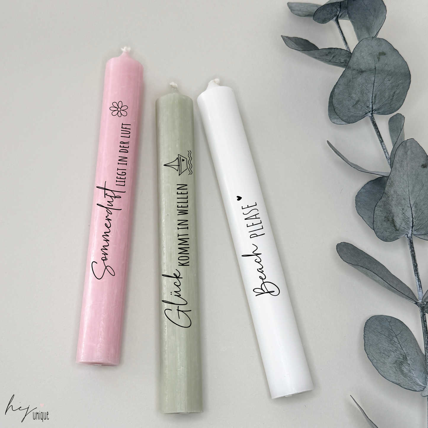 Kerzenfolie Maritim DIY Stumpen und Stabkerzen Warum du unsere Kerzenfolie lieben wirst:  ✔ Edle Premium-Folie mit hochwertiger Optik  ✔ Speziell für Kerzen entwickelt   ✔ Aktivierung des Klebers ganz einfach mit Wasser   ✔ Wischfest und langlebig bei sorgfältiger Verarbeitung  ✔ Besonders elastisch – passt sich Kerzenoberfläche optimal an  ✔ Gewerblich nutzbar – keine zusätzliche Lizenz nötig