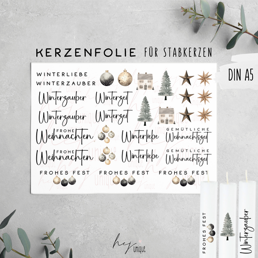 Kerzenfolie Winterzauber Warum du unsere Kerzenfolie lieben wirst:  ✔ Edle Premium-Folie mit hochwertiger Optik  ✔ Speziell für Kerzen entwickelt   ✔ Aktivierung des Klebers ganz einfach mit Wasser   ✔ Wischfest und langlebig bei sorgfältiger Verarbeitung  ✔ Besonders elastisch – passt sich Kerzenoberfläche optimal an  ✔ Gewerblich nutzbar – keine zusätzliche Lizenz nötig