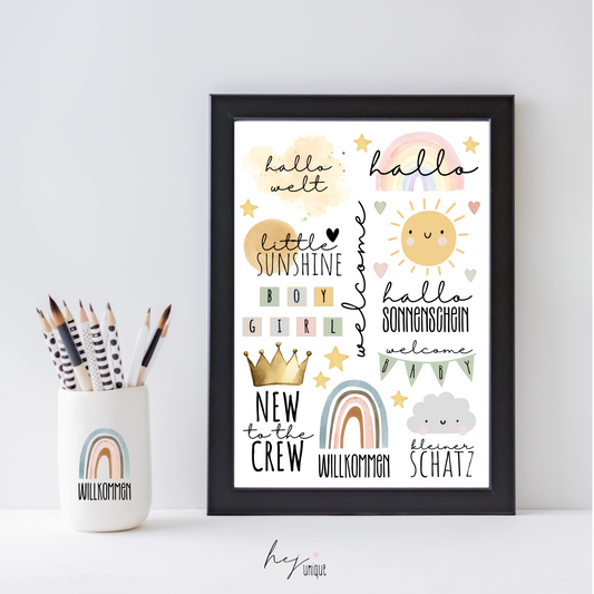 Rub On Aufkleber Willkommen Baby A5 Warum du unsere Rub-Ons lieben wirst:  ✔ Randloser Premium-Look   ✔ Besondere Haptik   ✔ Präzise Platzierung dank transparenter Trägerfolie  ✔ Wasser- und kratzfest // Hitze- und UV-beständig   ✔ Starke Haftung auf Glas, Keramik, Holz, Raysin u.v.m.  ✔ Langlebig und hochwertig verarbeitet  ✔ Auch gewerblich nutzbar – keine zusätzliche Lizenz nötig