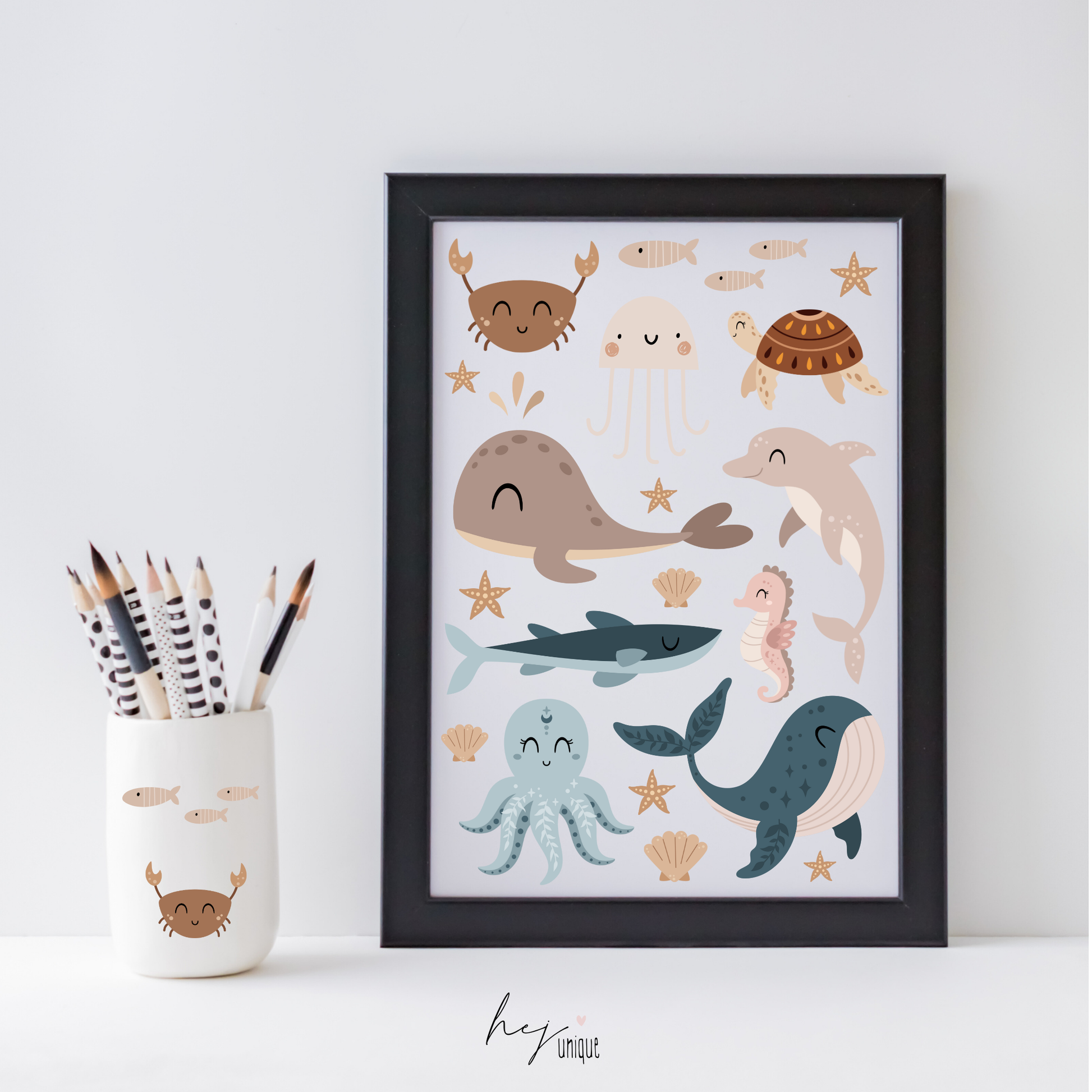 Rub On Aufkleber Meerestiere A5 Warum du unsere Rub-Ons lieben wirst:  ✔ Randloser Premium-Look   ✔ Besondere Haptik   ✔ Präzise Platzierung dank transparenter Trägerfolie  ✔ Wasser- und kratzfest // Hitze- und UV-beständig   ✔ Starke Haftung auf Glas, Keramik, Holz, Raysin u.v.m.  ✔ Langlebig und hochwertig verarbeitet  ✔ Auch gewerblich nutzbar – keine zusätzliche Lizenz nötig