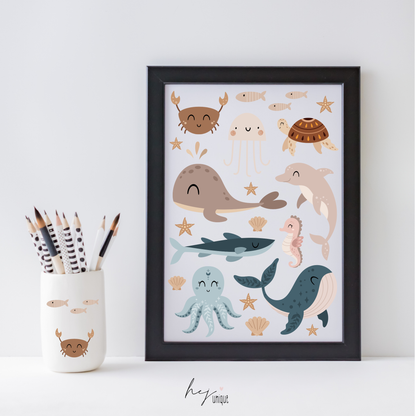 Rub On Aufkleber Meerestiere A5 Warum du unsere Rub-Ons lieben wirst:  ✔ Randloser Premium-Look   ✔ Besondere Haptik   ✔ Präzise Platzierung dank transparenter Trägerfolie  ✔ Wasser- und kratzfest // Hitze- und UV-beständig   ✔ Starke Haftung auf Glas, Keramik, Holz, Raysin u.v.m.  ✔ Langlebig und hochwertig verarbeitet  ✔ Auch gewerblich nutzbar – keine zusätzliche Lizenz nötig