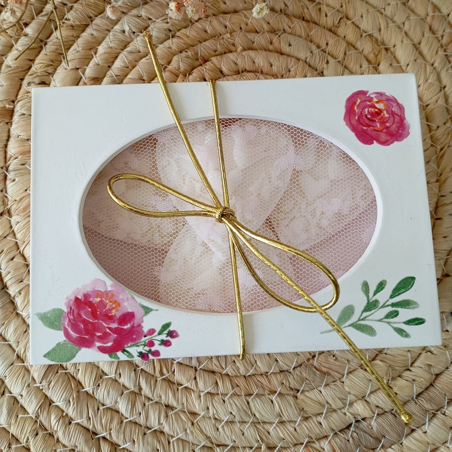 Rub On Aufkleber Sommer Blumen A5 Warum du unsere Rub-Ons lieben wirst:  ✔ Randloser Premium-Look   ✔ Besondere Haptik   ✔ Präzise Platzierung dank transparenter Trägerfolie  ✔ Wasser- und kratzfest // Hitze- und UV-beständig   ✔ Starke Haftung auf Glas, Keramik, Holz, Raysin u.v.m.  ✔ Langlebig und hochwertig verarbeitet  ✔ Auch gewerblich nutzbar – keine zusätzliche Lizenz nötig