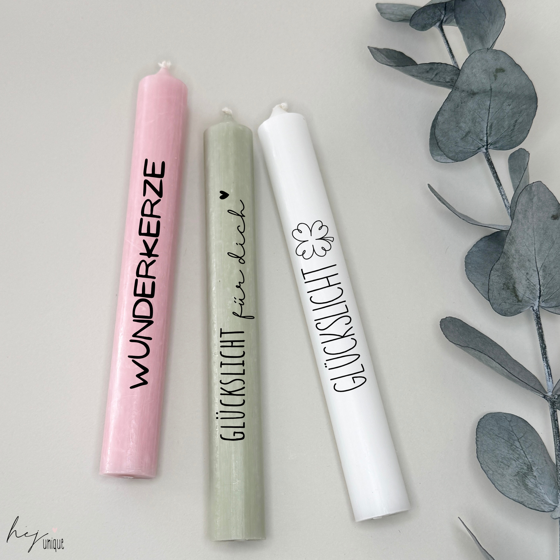 Kerzenfolie Glückslicht Kerzenfolie für Stumpenkerzen  Warum du unsere Kerzenfolie lieben wirst:  ✔ Edle Premium-Folie mit hochwertiger Optik  ✔ Speziell für Kerzen entwickelt   ✔ Aktivierung des Klebers ganz einfach mit Wasser   ✔ Wischfest und langlebig bei sorgfältiger Verarbeitung  ✔ Besonders elastisch – passt sich Kerzenoberfläche optimal an  ✔ Gewerblich nutzbar – keine zusätzliche Lizenz nötig