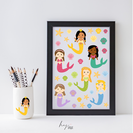 Rub On Aufkleber Meerjungfrauen A5 Warum du unsere Rub-Ons lieben wirst:  ✔ Randloser Premium-Look   ✔ Besondere Haptik   ✔ Präzise Platzierung dank transparenter Trägerfolie  ✔ Wasser- und kratzfest // Hitze- und UV-beständig   ✔ Starke Haftung auf Glas, Keramik, Holz, Raysin u.v.m.  ✔ Langlebig und hochwertig verarbeitet  ✔ Auch gewerblich nutzbar – keine zusätzliche Lizenz nötig