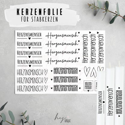 Kerzenfolie Herzensmensch Premium DIY Warum du unsere Kerzenfolie lieben wirst:  ✔ Edle Premium-Folie mit hochwertiger Optik  ✔ Speziell für Kerzen entwickelt   ✔ Aktivierung des Klebers ganz einfach mit Wasser   ✔ Wischfest und langlebig bei sorgfältiger Verarbeitung  ✔ Besonders elastisch – passt sich Kerzenoberfläche optimal an  ✔ Gewerblich nutzbar – keine zusätzliche Lizenz nötig