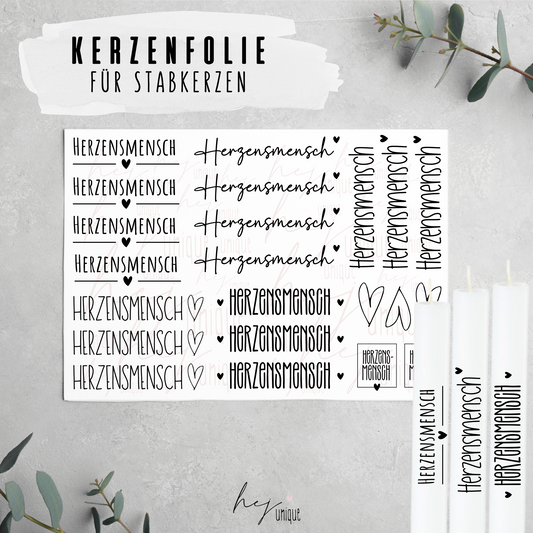 Kerzenfolie Herzensmensch Premium DIY Warum du unsere Kerzenfolie lieben wirst:  ✔ Edle Premium-Folie mit hochwertiger Optik  ✔ Speziell für Kerzen entwickelt   ✔ Aktivierung des Klebers ganz einfach mit Wasser   ✔ Wischfest und langlebig bei sorgfältiger Verarbeitung  ✔ Besonders elastisch – passt sich Kerzenoberfläche optimal an  ✔ Gewerblich nutzbar – keine zusätzliche Lizenz nötig