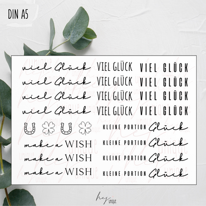 Kerzenfolie viel Glück für Kerzen Warum du unsere Kerzenfolie lieben wirst:  ✔ Edle Premium-Folie mit hochwertiger Optik  ✔ Speziell für Kerzen entwickelt   ✔ Aktivierung des Klebers ganz einfach mit Wasser   ✔ Wischfest und langlebig bei sorgfältiger Verarbeitung  ✔ Besonders elastisch – passt sich Kerzenoberfläche optimal an  ✔ Gewerblich nutzbar – keine zusätzliche Lizenz nötig