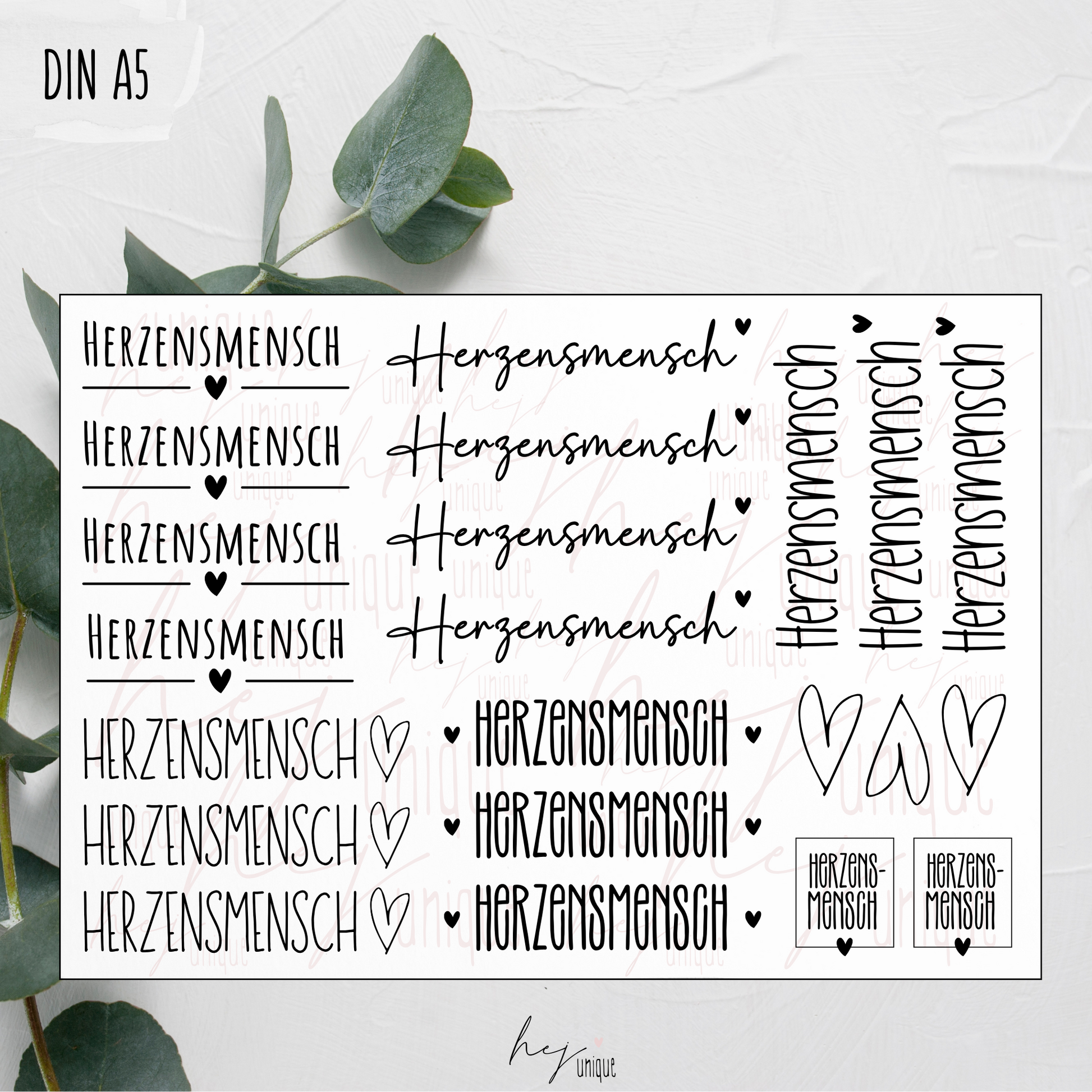 Kerzenfolie Herzensmensch Premium DIY Warum du unsere Kerzenfolie lieben wirst:  ✔ Edle Premium-Folie mit hochwertiger Optik  ✔ Speziell für Kerzen entwickelt   ✔ Aktivierung des Klebers ganz einfach mit Wasser   ✔ Wischfest und langlebig bei sorgfältiger Verarbeitung  ✔ Besonders elastisch – passt sich Kerzenoberfläche optimal an  ✔ Gewerblich nutzbar – keine zusätzliche Lizenz nötig