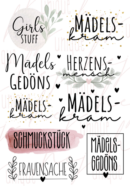 Rub On Aufkleber Mädelskram A5 Warum du unsere Rub-Ons lieben wirst:  ✔ Randloser Premium-Look   ✔ Besondere Haptik   ✔ Präzise Platzierung dank transparenter Trägerfolie  ✔ Wasser- und kratzfest // Hitze- und UV-beständig   ✔ Starke Haftung auf Glas, Keramik, Holz, Raysin u.v.m.  ✔ Langlebig und hochwertig verarbeitet  ✔ Auch gewerblich nutzbar – keine zusätzliche Lizenz nötig