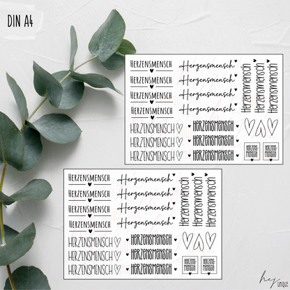 Kerzenfolie Herzensmensch Premium DIY Warum du unsere Kerzenfolie lieben wirst:  ✔ Edle Premium-Folie mit hochwertiger Optik  ✔ Speziell für Kerzen entwickelt   ✔ Aktivierung des Klebers ganz einfach mit Wasser   ✔ Wischfest und langlebig bei sorgfältiger Verarbeitung  ✔ Besonders elastisch – passt sich Kerzenoberfläche optimal an  ✔ Gewerblich nutzbar – keine zusätzliche Lizenz nötig