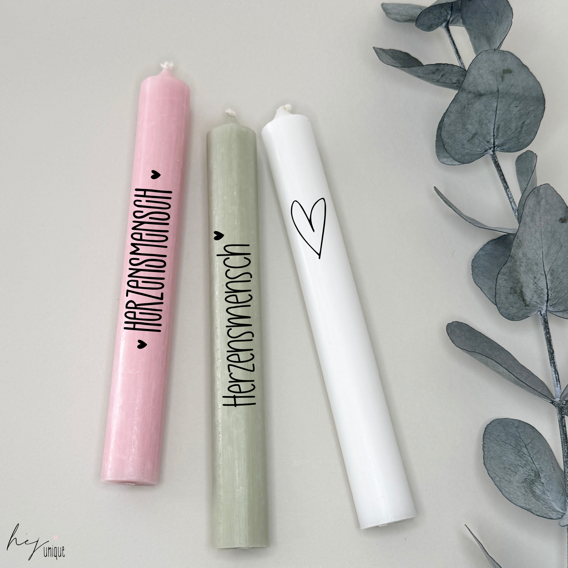 Kerzenfolie Herzensmensch Premium DIY Warum du unsere Kerzenfolie lieben wirst:  ✔ Edle Premium-Folie mit hochwertiger Optik  ✔ Speziell für Kerzen entwickelt   ✔ Aktivierung des Klebers ganz einfach mit Wasser   ✔ Wischfest und langlebig bei sorgfältiger Verarbeitung  ✔ Besonders elastisch – passt sich Kerzenoberfläche optimal an  ✔ Gewerblich nutzbar – keine zusätzliche Lizenz nötig