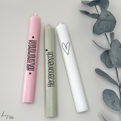 Kerzenfolie Herzensmensch Premium DIY Warum du unsere Kerzenfolie lieben wirst:  ✔ Edle Premium-Folie mit hochwertiger Optik  ✔ Speziell für Kerzen entwickelt   ✔ Aktivierung des Klebers ganz einfach mit Wasser   ✔ Wischfest und langlebig bei sorgfältiger Verarbeitung  ✔ Besonders elastisch – passt sich Kerzenoberfläche optimal an  ✔ Gewerblich nutzbar – keine zusätzliche Lizenz nötig