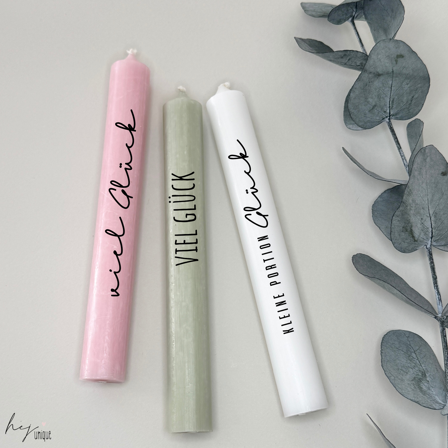 Kerzenfolie viel Glück für Kerzen Warum du unsere Kerzenfolie lieben wirst:  ✔ Edle Premium-Folie mit hochwertiger Optik  ✔ Speziell für Kerzen entwickelt   ✔ Aktivierung des Klebers ganz einfach mit Wasser   ✔ Wischfest und langlebig bei sorgfältiger Verarbeitung  ✔ Besonders elastisch – passt sich Kerzenoberfläche optimal an  ✔ Gewerblich nutzbar – keine zusätzliche Lizenz nötig