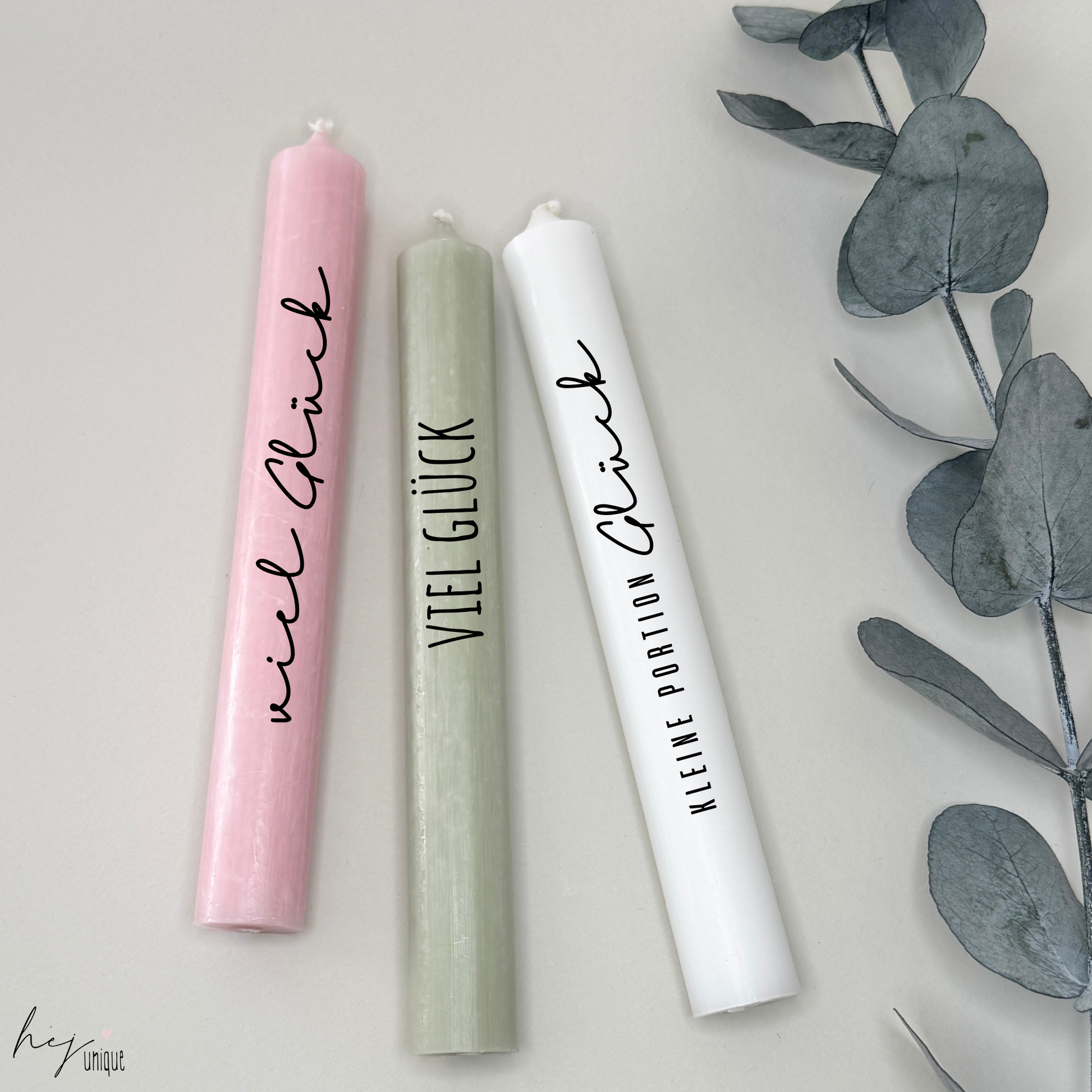 Kerzenfolie viel Glück für Kerzen Warum du unsere Kerzenfolie lieben wirst:  ✔ Edle Premium-Folie mit hochwertiger Optik  ✔ Speziell für Kerzen entwickelt   ✔ Aktivierung des Klebers ganz einfach mit Wasser   ✔ Wischfest und langlebig bei sorgfältiger Verarbeitung  ✔ Besonders elastisch – passt sich Kerzenoberfläche optimal an  ✔ Gewerblich nutzbar – keine zusätzliche Lizenz nötig