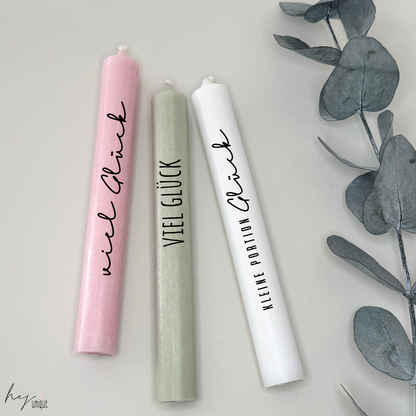 Kerzenfolie viel Glück für Kerzen Warum du unsere Kerzenfolie lieben wirst:  ✔ Edle Premium-Folie mit hochwertiger Optik  ✔ Speziell für Kerzen entwickelt   ✔ Aktivierung des Klebers ganz einfach mit Wasser   ✔ Wischfest und langlebig bei sorgfältiger Verarbeitung  ✔ Besonders elastisch – passt sich Kerzenoberfläche optimal an  ✔ Gewerblich nutzbar – keine zusätzliche Lizenz nötig