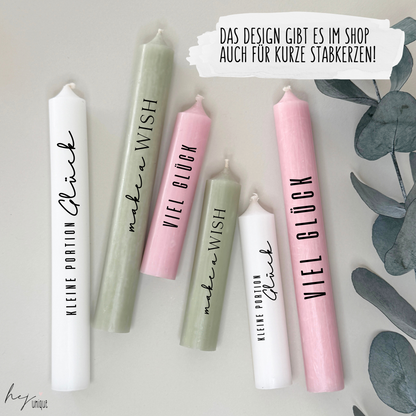 Kerzenfolie viel Glück für Kerzen Warum du unsere Kerzenfolie lieben wirst:  ✔ Edle Premium-Folie mit hochwertiger Optik  ✔ Speziell für Kerzen entwickelt   ✔ Aktivierung des Klebers ganz einfach mit Wasser   ✔ Wischfest und langlebig bei sorgfältiger Verarbeitung  ✔ Besonders elastisch – passt sich Kerzenoberfläche optimal an  ✔ Gewerblich nutzbar – keine zusätzliche Lizenz nötig