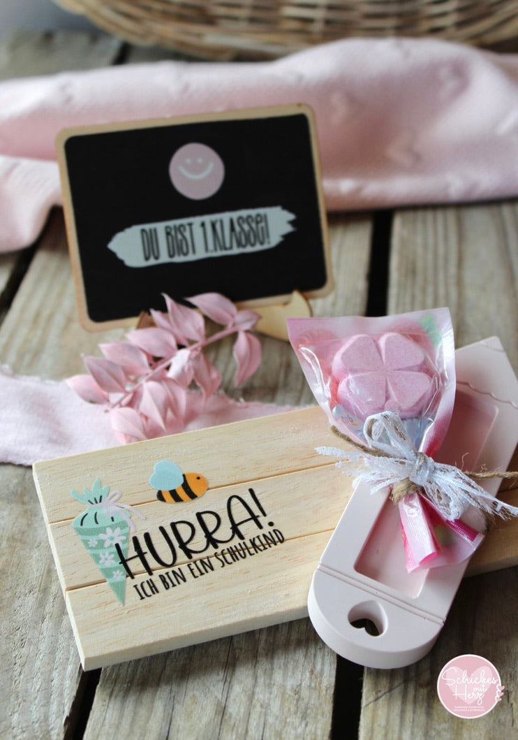 Rub On Aufkleber Einschulung rosa A5 Warum du unsere Rub-Ons lieben wirst:  ✔ Randloser Premium-Look   ✔ Besondere Haptik   ✔ Präzise Platzierung dank transparenter Trägerfolie  ✔ Wasser- und kratzfest // Hitze- und UV-beständig   ✔ Starke Haftung auf Glas, Keramik, Holz, Raysin u.v.m.  ✔ Langlebig und hochwertig verarbeitet  ✔ Auch gewerblich nutzbar – keine zusätzliche Lizenz nötig