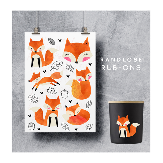 Rub On Aufkleber Foxy A5 Warum du unsere Rub-Ons lieben wirst:  ✔ Randloser Premium-Look   ✔ Besondere Haptik   ✔ Präzise Platzierung dank transparenter Trägerfolie  ✔ Wasser- und kratzfest // Hitze- und UV-beständig   ✔ Starke Haftung auf Glas, Keramik, Holz, Raysin u.v.m.  ✔ Langlebig und hochwertig verarbeitet  ✔ Auch gewerblich nutzbar – keine zusätzliche Lizenz nötig