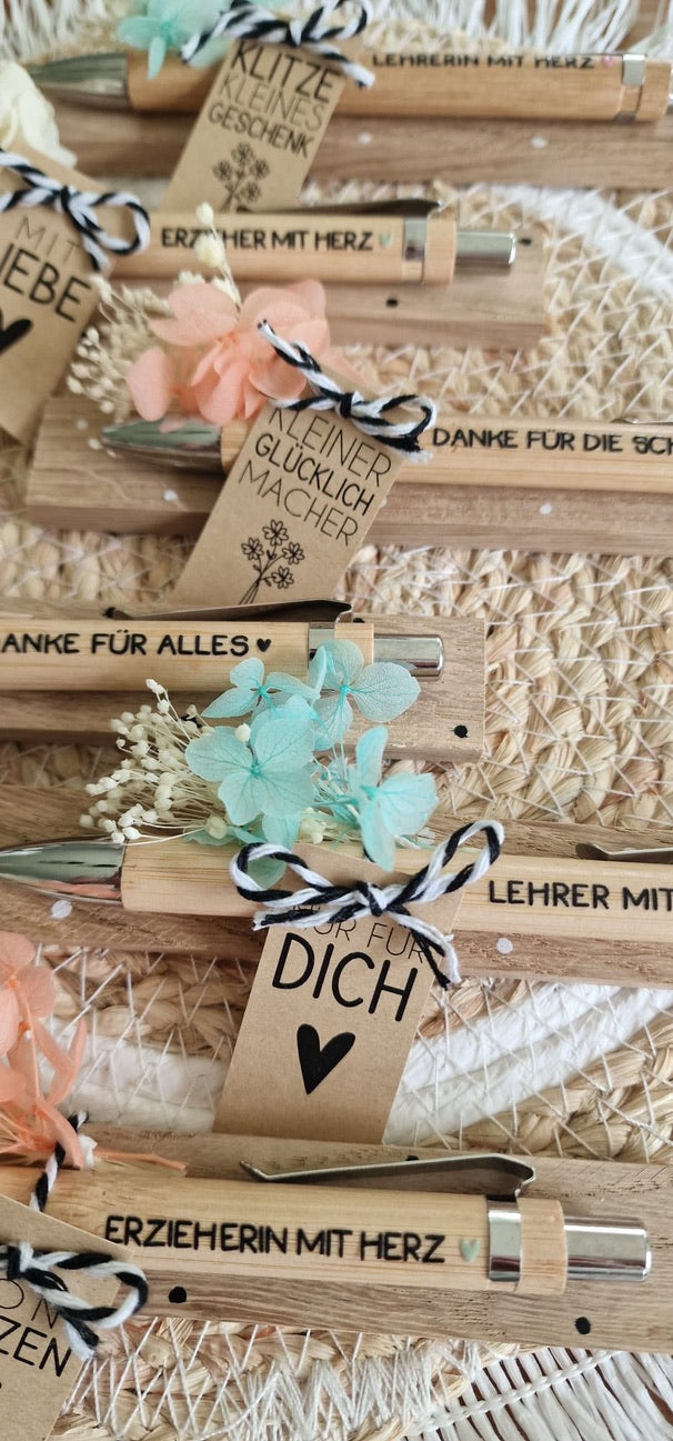 Rub On Aufkleber Lehrerin mit Herz Mini zB für Kugelschreiber Warum du unsere Rub-Ons lieben wirst:  ✔ Randloser Premium-Look   ✔ Besondere Haptik   ✔ Präzise Platzierung dank transparenter Trägerfolie  ✔ Wasser- und kratzfest // Hitze- und UV-beständig   ✔ Starke Haftung auf Glas, Keramik, Holz, Raysin u.v.m.  ✔ Langlebig und hochwertig verarbeitet  ✔ Auch gewerblich nutzbar – keine zusätzliche Lizenz nötig