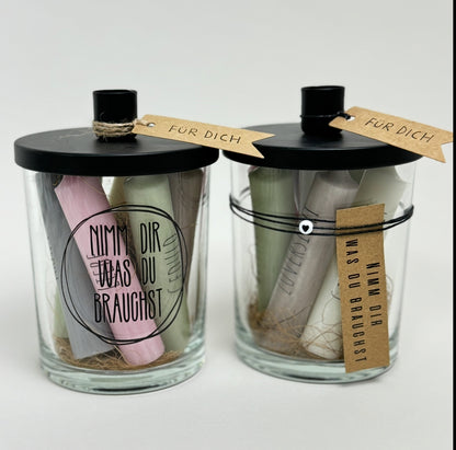 Rub On Aufkleber Gönn dir A5 DIY  Warum du unsere Rub-Ons lieben wirst:  ✔ Randloser Premium-Look   ✔ Besondere Haptik   ✔ Präzise Platzierung dank transparenter Trägerfolie  ✔ Wasser- und kratzfest // Hitze- und UV-beständig   ✔ Starke Haftung auf Glas, Keramik, Holz, Raysin u.v.m.  ✔ Langlebig und hochwertig verarbeitet  ✔ Auch gewerblich nutzbar – keine zusätzliche Lizenz nötig