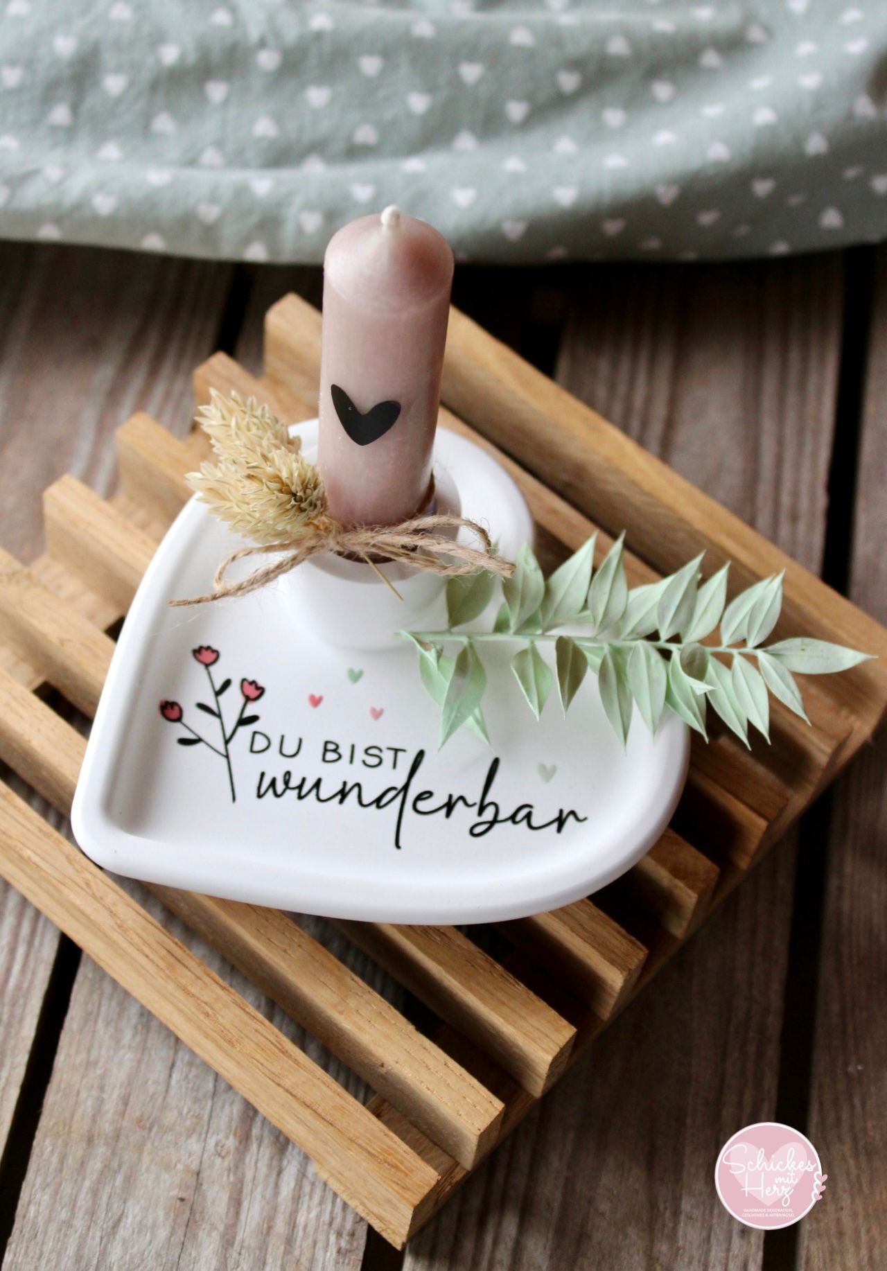 Rub On Aufkleber Beste Freundin A5 Warum du unsere Rub-Ons lieben wirst:  ✔ Randloser Premium-Look   ✔ Besondere Haptik   ✔ Präzise Platzierung dank transparenter Trägerfolie  ✔ Wasser- und kratzfest // Hitze- und UV-beständig   ✔ Starke Haftung auf Glas, Keramik, Holz, Raysin u.v.m.  ✔ Langlebig und hochwertig verarbeitet  ✔ Auch gewerblich nutzbar – keine zusätzliche Lizenz nötig