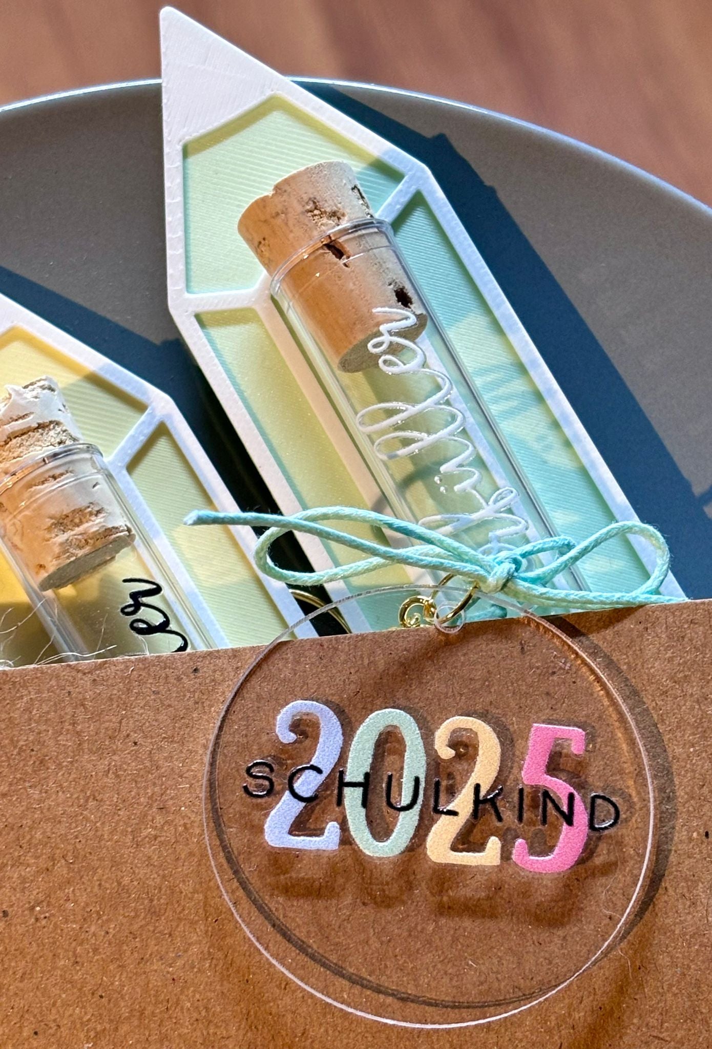 Rub On Aufkleber Schulkind A5 Warum du unsere Rub-Ons lieben wirst:  ✔ Randloser Premium-Look   ✔ Besondere Haptik   ✔ Präzise Platzierung dank transparenter Trägerfolie  ✔ Wasser- und kratzfest // Hitze- und UV-beständig   ✔ Starke Haftung auf Glas, Keramik, Holz, Raysin u.v.m.  ✔ Langlebig und hochwertig verarbeitet  ✔ Auch gewerblich nutzbar – keine zusätzliche Lizenz nötig