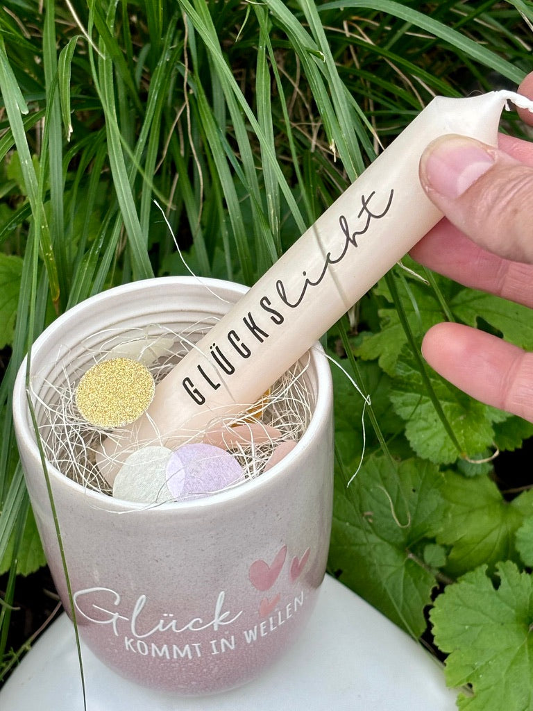 Kerzenfolie Glückslicht Kerzenfolie für Stumpenkerzen  Warum du unsere Kerzenfolie lieben wirst:  ✔ Edle Premium-Folie mit hochwertiger Optik  ✔ Speziell für Kerzen entwickelt   ✔ Aktivierung des Klebers ganz einfach mit Wasser   ✔ Wischfest und langlebig bei sorgfältiger Verarbeitung  ✔ Besonders elastisch – passt sich Kerzenoberfläche optimal an  ✔ Gewerblich nutzbar – keine zusätzliche Lizenz nötig